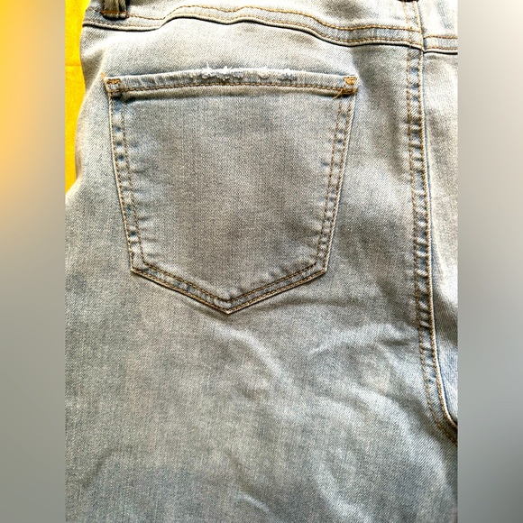 Ripped knee, distressed denim pants - Picture 4 of 5